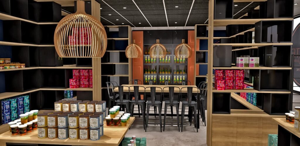 Intérieur d'une épicerie moderne avec des étagères en bois, des conserves, des articles emballés colorés, une longue table avec des chaises et des lampes suspendues au plafond.