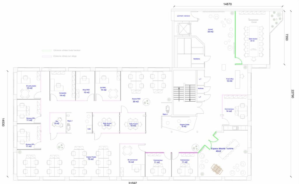Plan des bureaux indiquant les postes de travail multiples, les bureaux privés, les salles de réunion, le garde-manger, le coin salon, les toilettes, les portes et les zones étiquetées, avec les dimensions le long des bords.