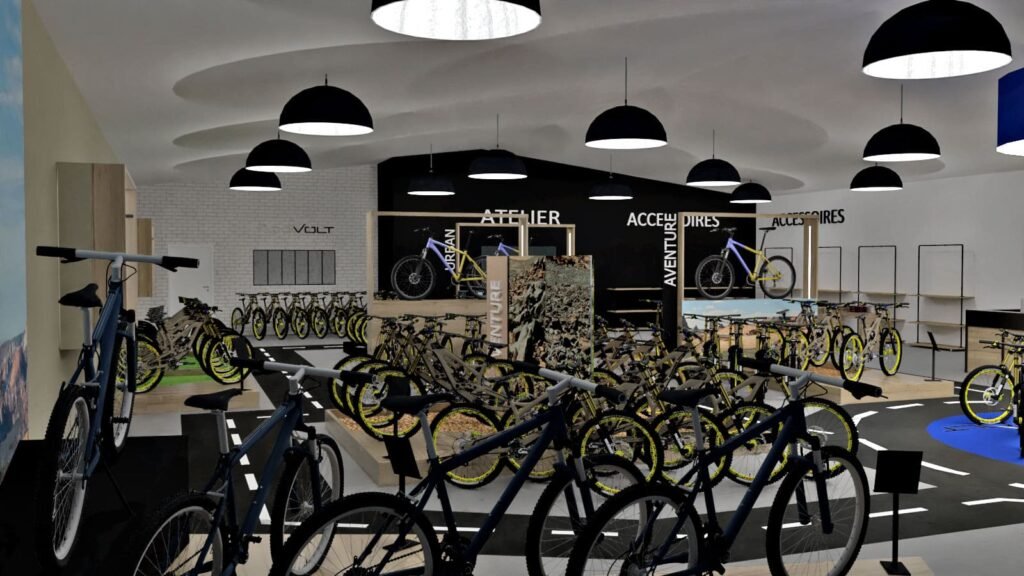 Intérieur d'un magasin de vélos moderne présentant plusieurs vélos, des accessoires pour vélos et du matériel, avec des lampes suspendues noires et des enseignes sur les murs.