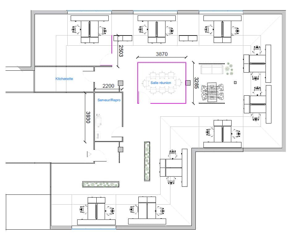 Plan d'un bureau avec plusieurs postes de travail, une salle de réunion centrale intitulée "Salle réunion", une kitchenette et un espace serveur/copieur, avec des mesures en millimètres.