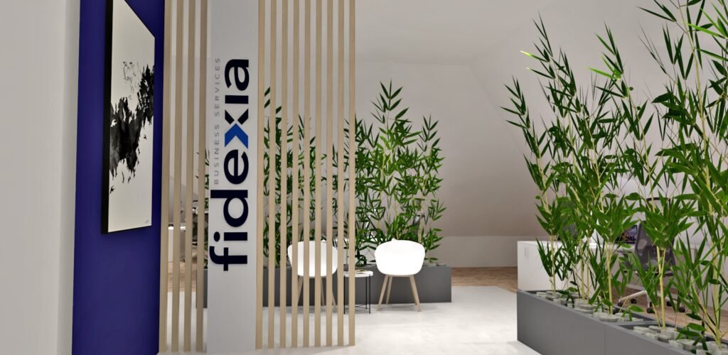 Salle d'attente de bureau moderne avec des chaises blanches, des plantes vertes en pot, des lattes de bois, un mur d'accent bleu et la marque "fidexia" affichée verticalement.