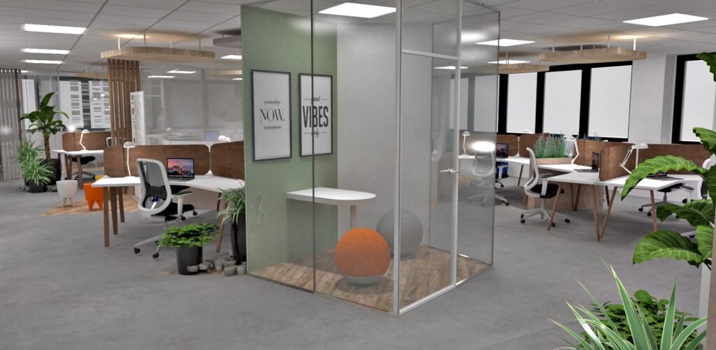 Bureau moderne à aire ouverte avec plusieurs postes de travail, une petite salle de réunion en verre, des plantes en pot et des affiches de motivation au mur.