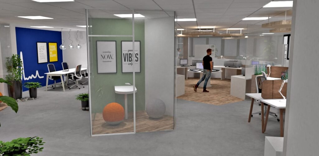Bureau moderne avec des bureaux, des ordinateurs, des plantes et une pièce vitrée avec un petit évier et des affiches de motivation ; une personne se promène dans la pièce.