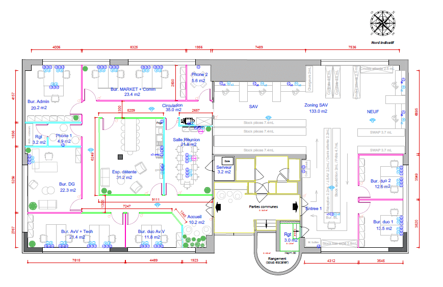 Plan d'un espace de bureau montrant les pièces étiquetées, la disposition du mobilier, les dimensions, les points d'entrée et les voies d'accès, avec des annotations techniques et des symboles tout au long du plan.