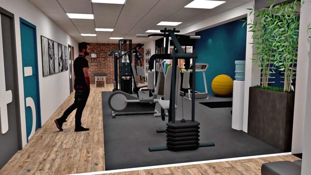 Un homme traverse une salle de sport moderne avec des machines d'exercice, un ballon d'exercice jaune, des photos encadrées sur le mur et une plante en pot au premier plan.