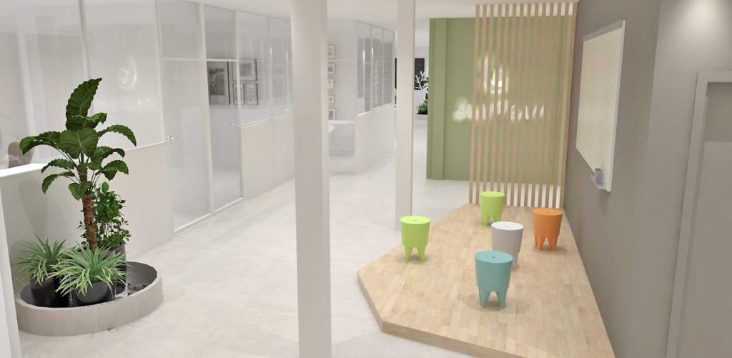 Un intérieur de bureau moderne avec des pièces vitrées, des plantes en pot et un coin salon avec des tabourets colorés sur une plate-forme en bois.
