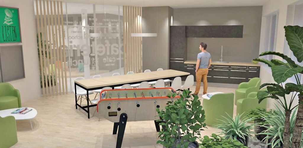 Salle de pause d'un bureau moderne avec des chaises vertes, une longue table, une kitchenette, un baby-foot et des plantes ; un homme se tient près des armoires.