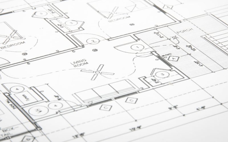 Gros plan d'un plan d'étage architectural en noir et blanc montrant des pièces étiquetées, notamment le salon, les chambres et le porche, avec des mesures détaillées et des éléments structurels.
